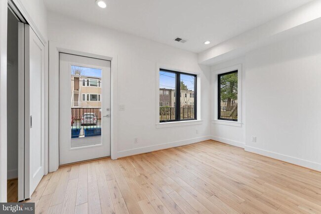 Foto del edificio - 2217 40th Pl NW