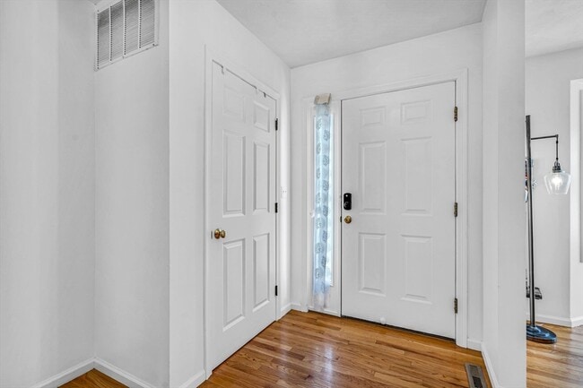 Building Photo - 555 Main St