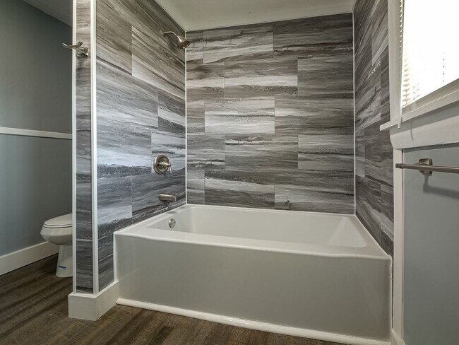 Foto del edificio - 862 Kenmore Blvd