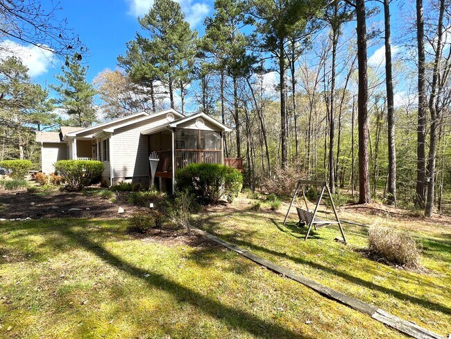 Foto del edificio - Fully Furnished & All Inclusive Beauty on Lake Gaston