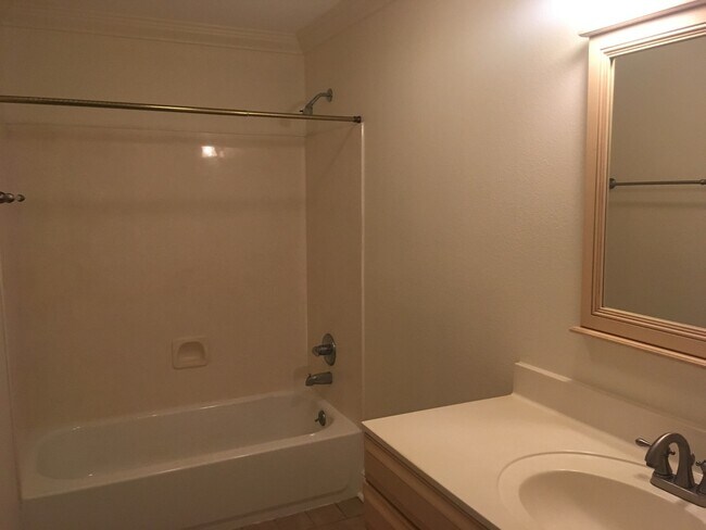 Building Photo - Garden District 2 bd 2 ba cottage