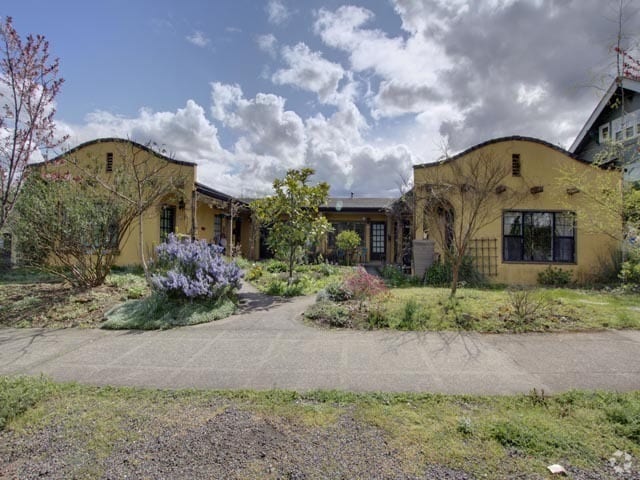 Building Photo - 5244-5308 NE Wistaria Drive