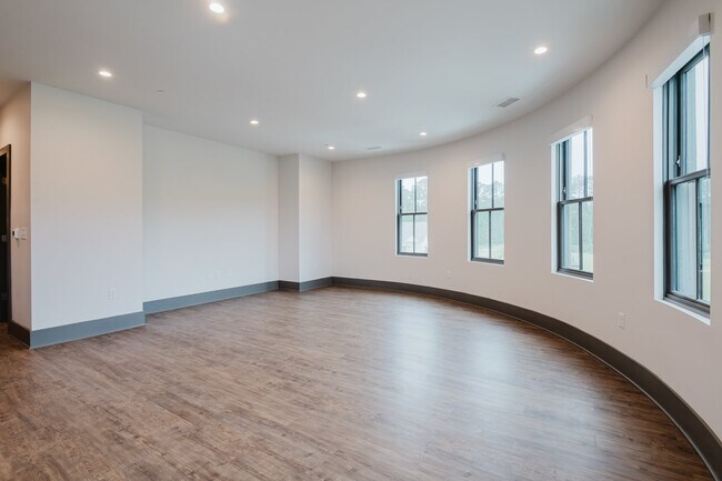 Foto del edificio - Rare Three- Bedroom Apartment Available at Washington Square!