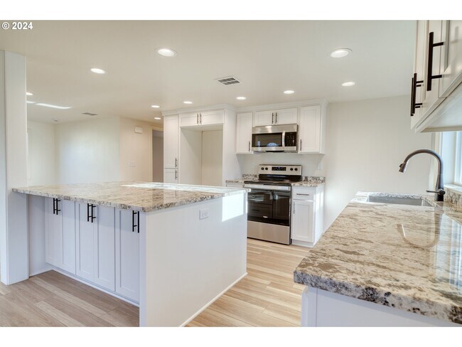 Building Photo - 33871 NE Blossom Dr