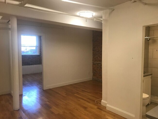 Building Photo - Nicely renovated ground level 2 bed unit.