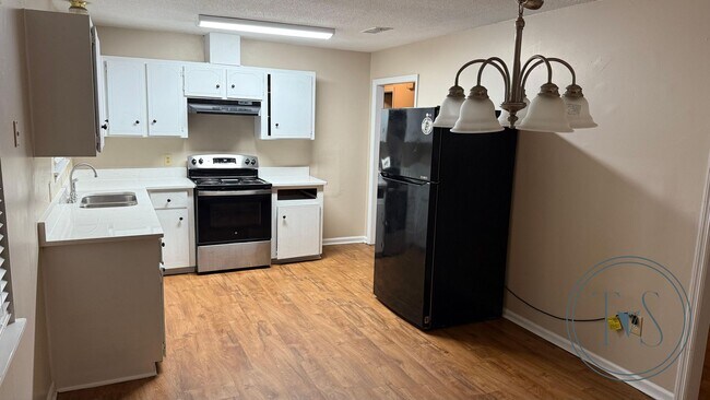 Foto del edificio - RATE DROP ALERT (was $1600/month) and MOVE-IN SPECIAL: 1ST FULL MONTH'S RENT FREE!**