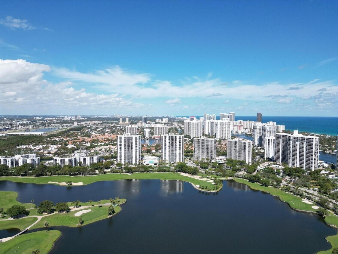 Foto principal - 3675 N Country Club Dr