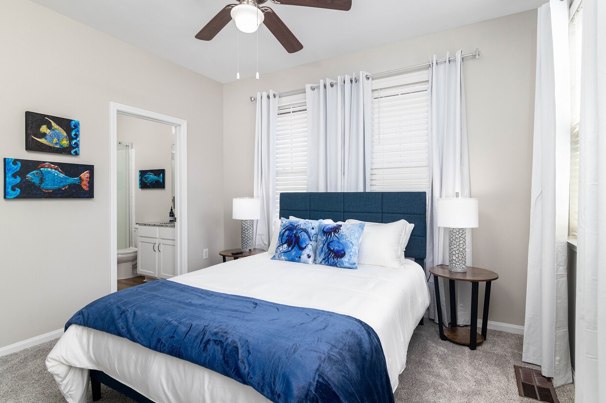 upstairs/ensuite/walk in closet - 449 Olive Branch Way