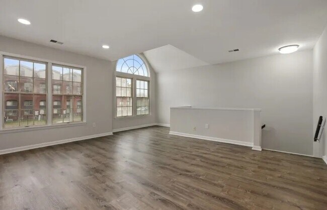 Foto del edificio - 117 Tiffany Blvd