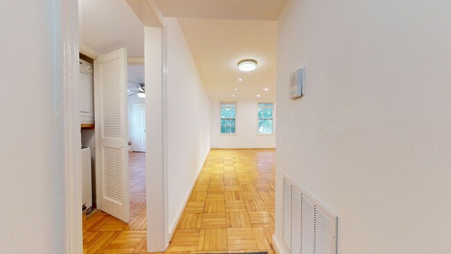 Foto del edificio - Spacious, Light-filled One Bedroom One Bat...