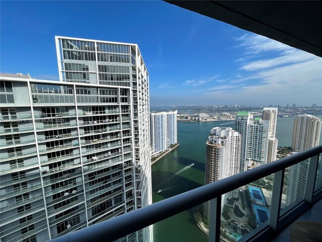 Building Photo - 495 Brickell Ave