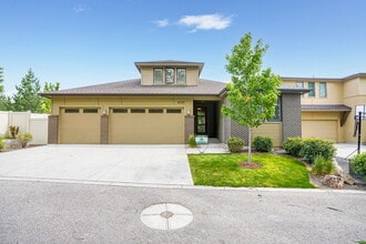 Building Photo - 6120 N Hacienda Ave