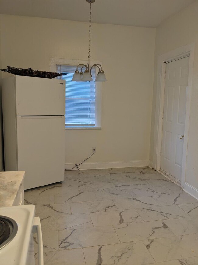 Building Photo - CHARMING, NEWLY RENOVATED MID-CITY 1 BEDRO...