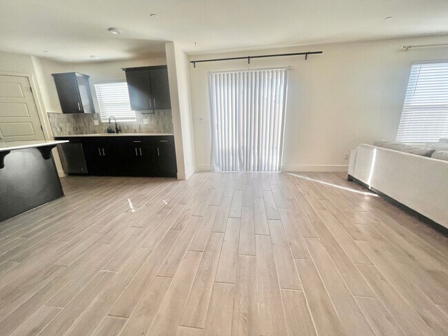 Building Photo - Spacious, Modern 4-Bedroom 2.5 Bath Home p...