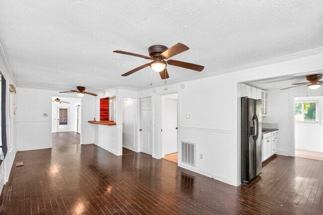 Foto del edificio - 3008 Lakeshore Dr