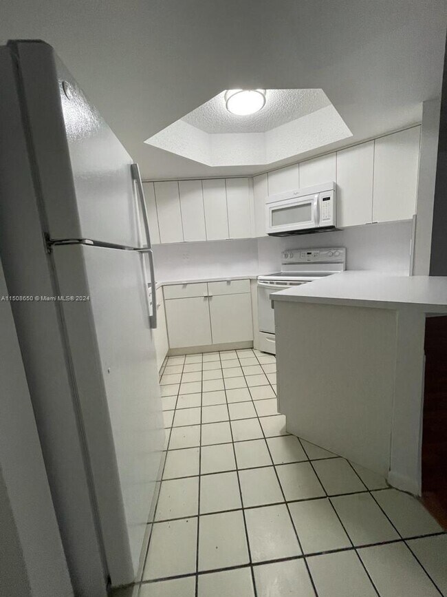 Foto del edificio - 8353 Lake Dr