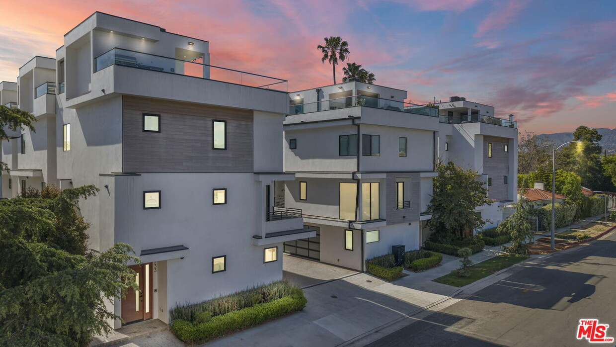 Primary Photo - 733 N Gramercy Pl