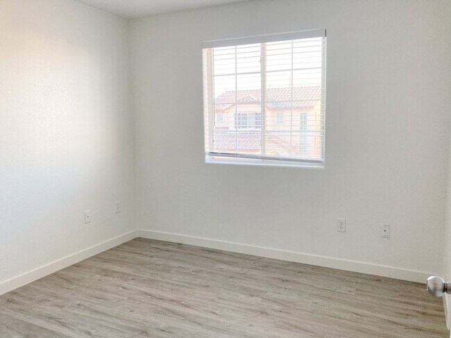 Foto del edificio - 4990 Tioga Pass Ave