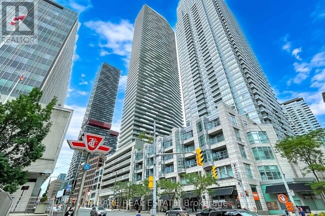 Photo du bâtiment - 2221 Yonge St