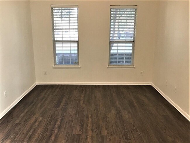 Foto del edificio - 15207 Henderson Point Dr