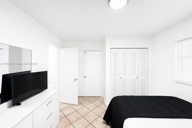 Building Photo - 1250 Lincoln Rd