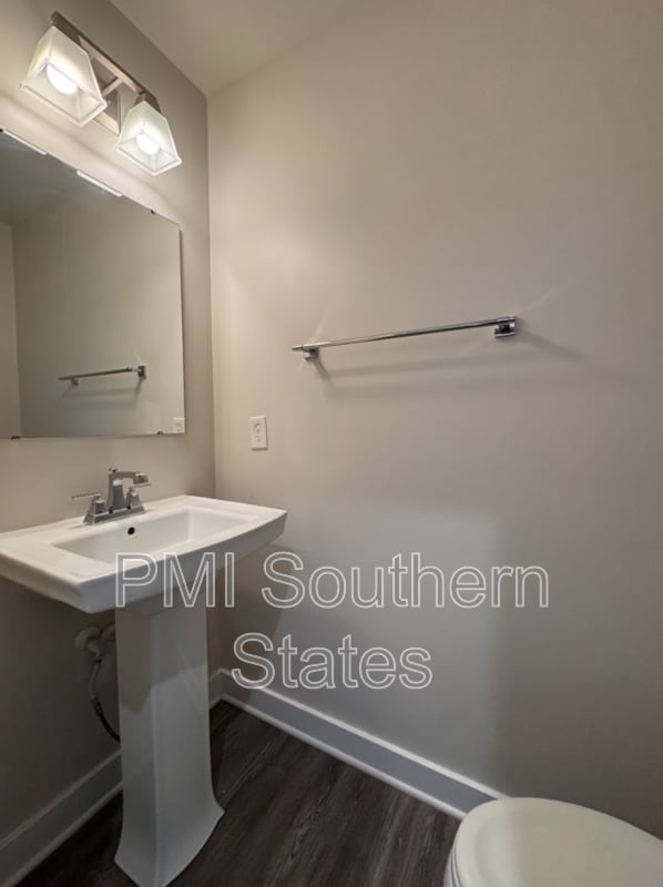 Building Photo - 123 Roundtree Dr
