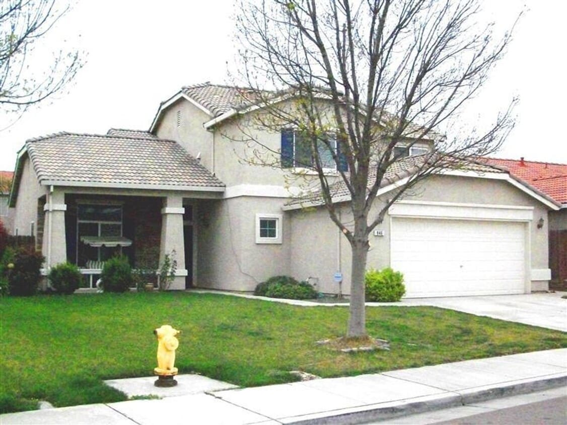 Primary Photo - 4 bedroom 3 bathroom home with bedroom and...