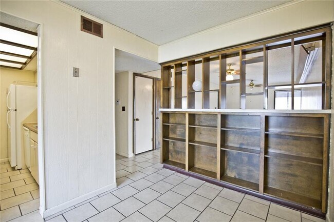 Building Photo - 335 S 7th St