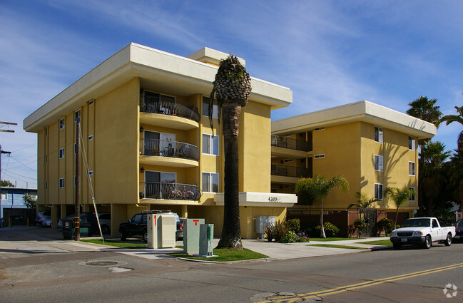 Primary Photo - Beach Club Apartments