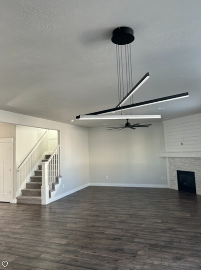 Building Photo - Spacious 6-Bedroom Home in the Heart of Vi...