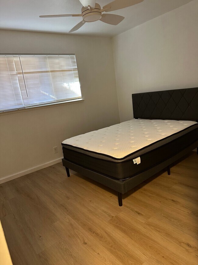 Foto del edificio - 4462 Denby Ln