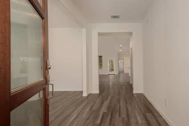 Building Photo - 206 Temple Ln