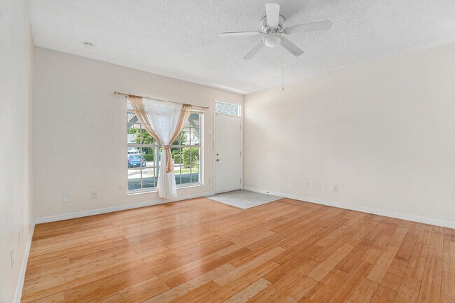 Foto del edificio - 296 Winchester Way