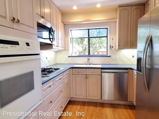 Building Photo - 4 br, 2.5 bath House - 981 Lorne Way