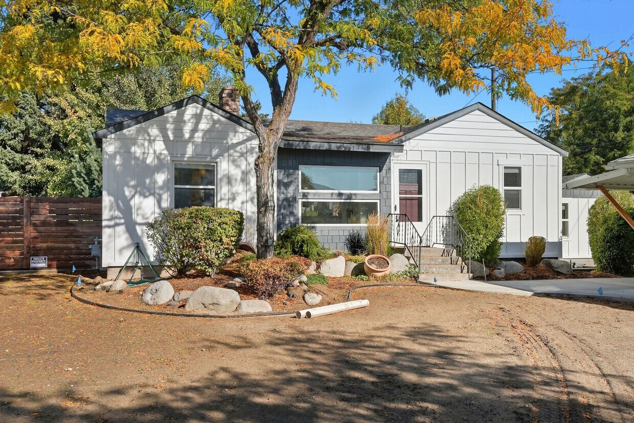 Foto principal - 12707 E Main Ave