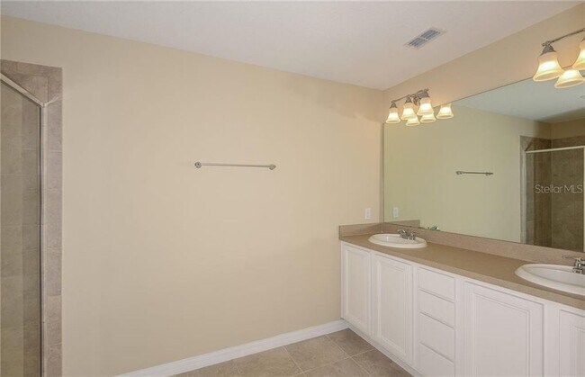 Foto del edificio - 3890 Grassland Dr