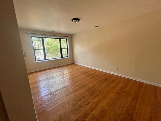 Building Photo - 4811 W Warwick Ave