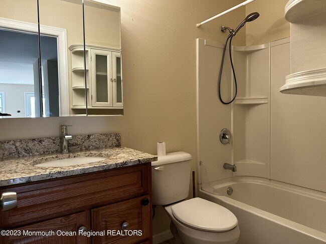 Building Photo - 606 Ocean Rd