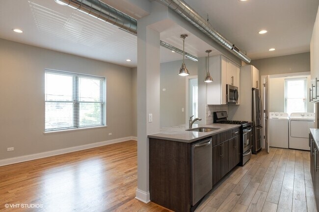 Building Photo - 641 E 49th St