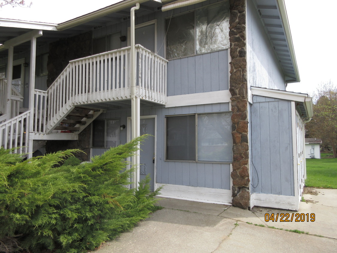 Valley fourplex - lower unit - 3005 S Whipple Rd