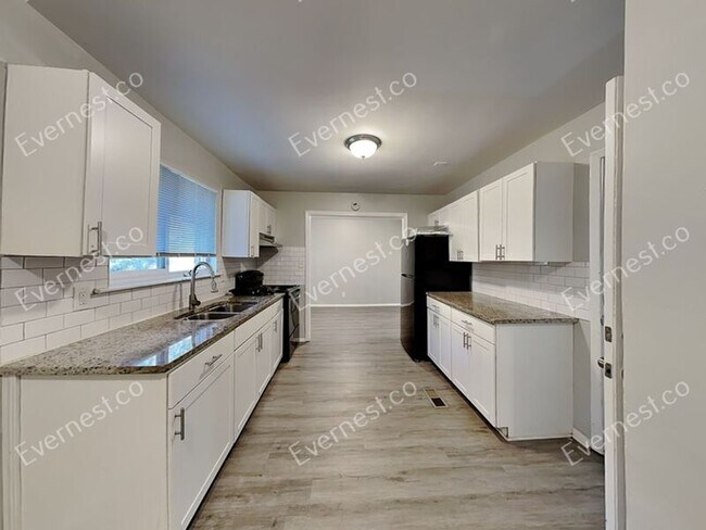 Building Photo - 3227 Hobart Dr NW