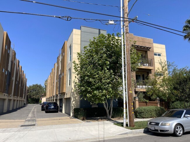 Foto del edificio - Modern Luxury Living: Stunning 3-Bedroom H...