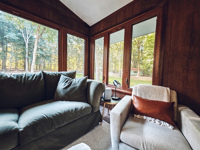 Building Photo - 1008 W Singing Woods Rd