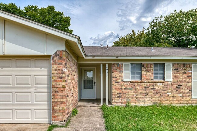 Building Photo - Spacious 3-Bedroom, 2-Bathroom Home in a Prime Location