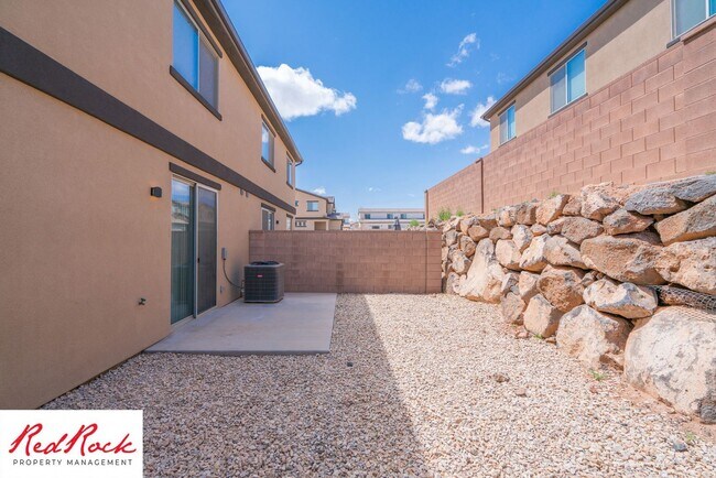 Foto del edificio - Townhome in Desirable Hurricane Heights!