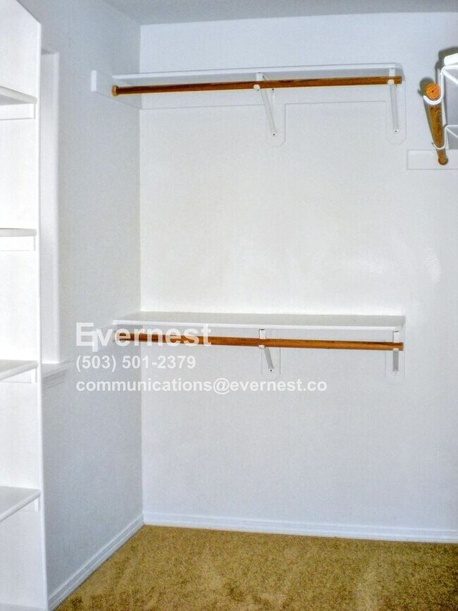 Building Photo - Spacious 3-Bedroom Townhome with Convenien...