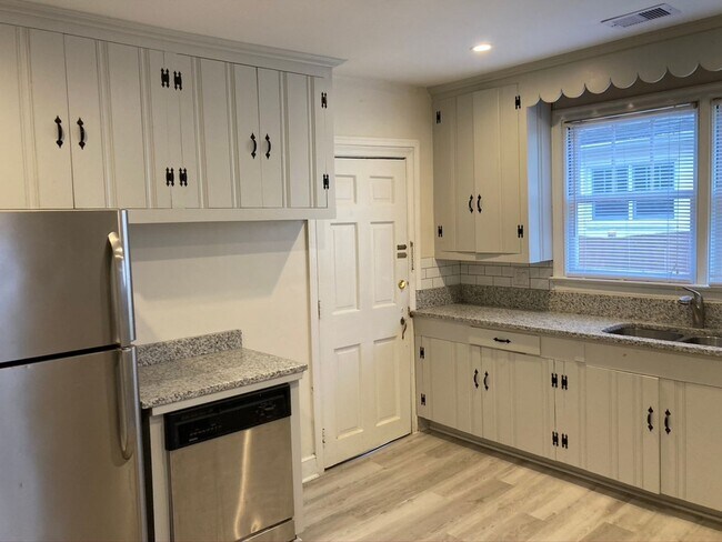 Building Photo - 3 Bedroom 2 Bath Rental Home In Family-Friendly Shandon ** COMING IN JULY***