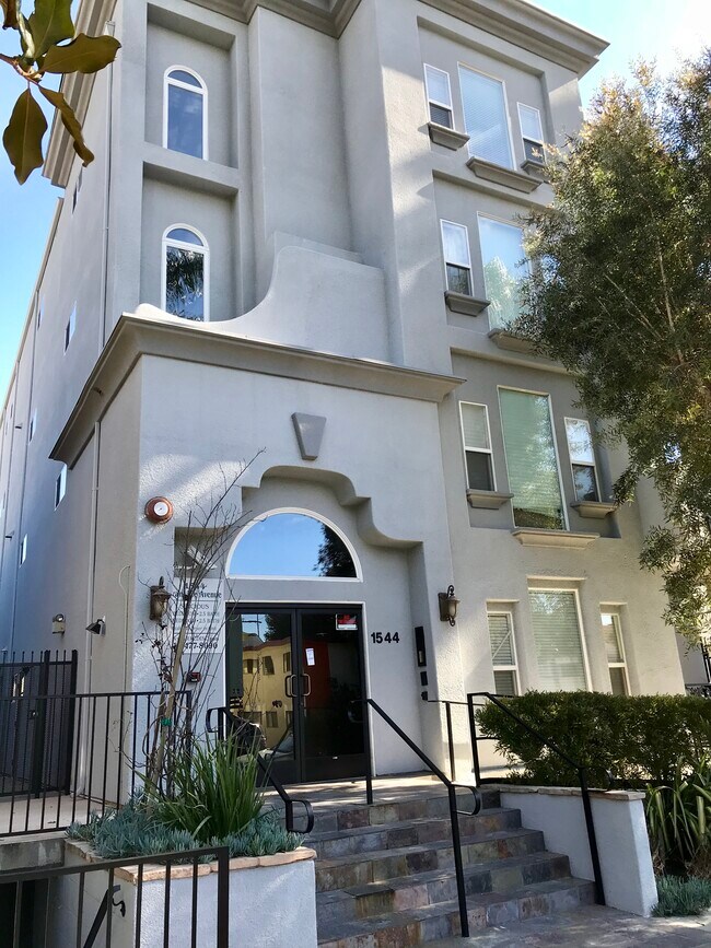 Building Photo - 1544 Granville Ave