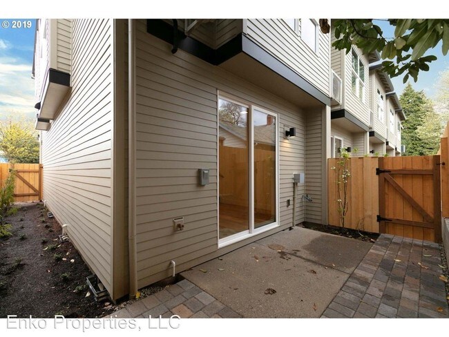 Building Photo - 1250-1290 N Blandena St