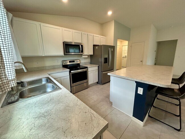 Foto del edificio - Spacious 3-Bed, 2-Bath Fully Gated Home in...